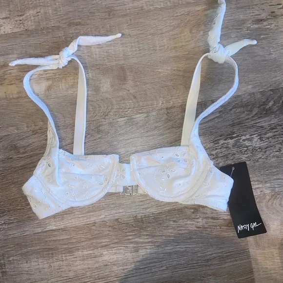 Nasty Gal White Broderie Lace Underwire Bikini Top Size 0 | Swim Top Only NWT - Picture 1 of 8